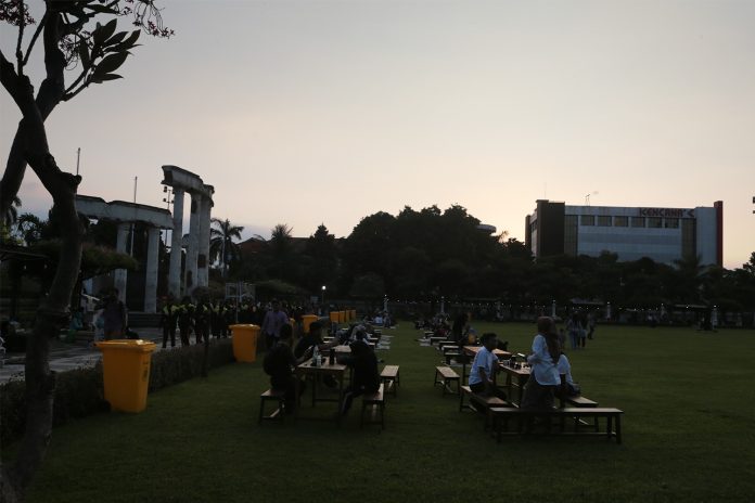 Ngabuburit di Tugu Pahlawan