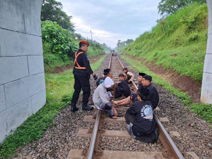 Ngabuburit di Rel KA