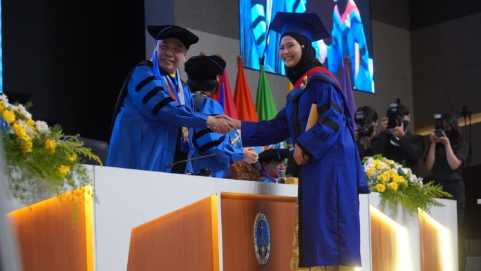 Wisuda UK Petra