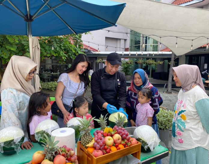 Mengukir Buah