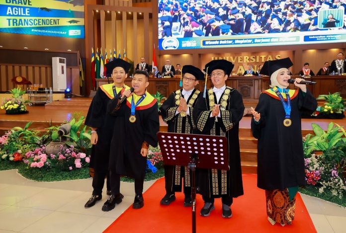 Wisuda Penyanyi Anang Hermansyah
