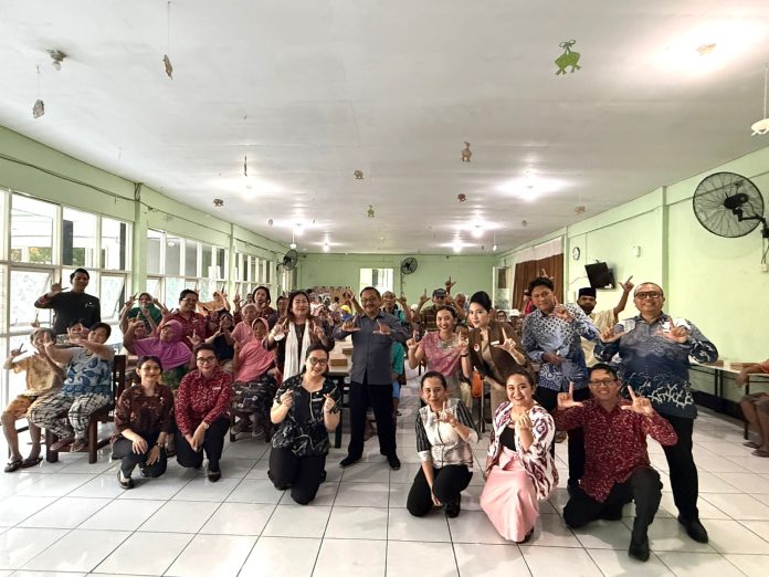 Hotel Ciputra World Surabaya kunjungi panti wreda