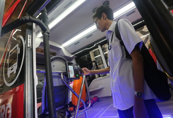 Naik Transportasi Publik di Surabaya