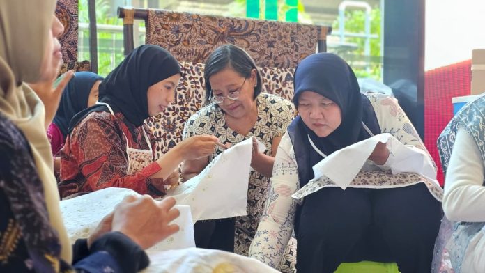 Sensasi Membatik di Stasiun Kereta Api