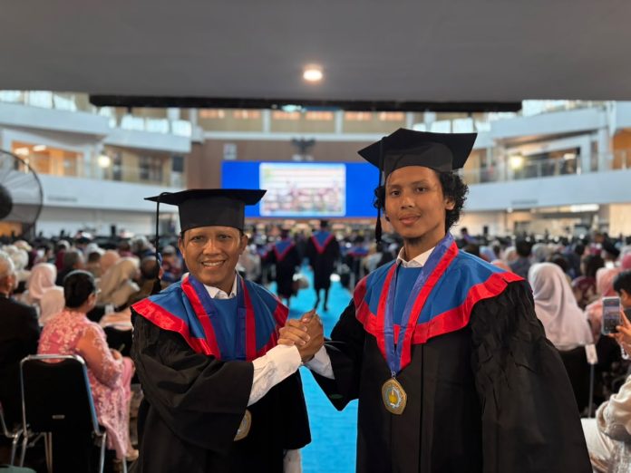 Ayah dan Anak Wisuda Bareng