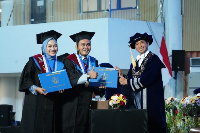 Kisah Romantis Pasutri Wisuda