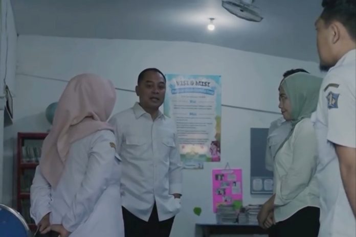 Siswa Belajar Sambil Lesehan